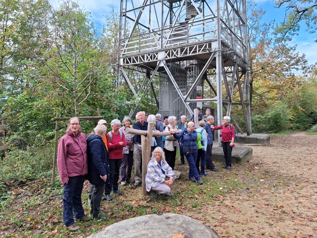Teil der Gruppe vor dem Schleifenbergturm. Foto: Fritz Blaser