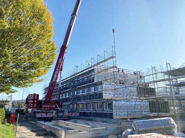 Im Eilzugstempo werden die einzelnen Module aufeinandergestapelt. Foto: Sonja Fasler