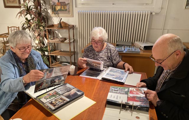 Immer beliebt: Beim Anschauen alter Fotos in Erinnerungen kramen. Foto: Sonja Fasler