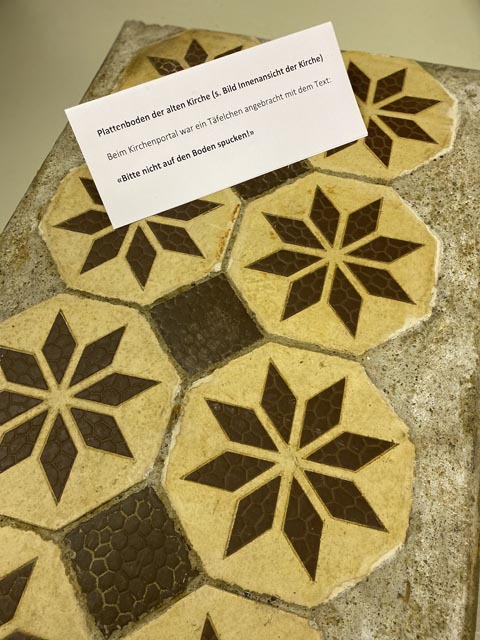 Bodenplatten aus der alten Kirche. Foto: Sonja Fasler