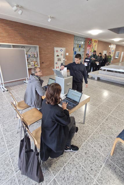Projektwoche Politische Bildung: bei der Stimmabgabe. Foto: zVg 