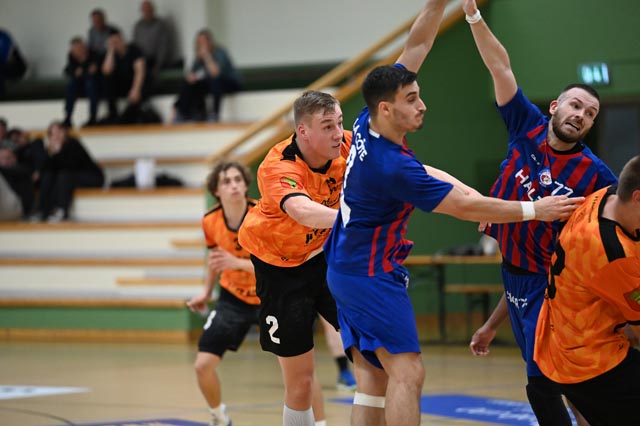 Linus Fässler setzt sich gegen Nyons Furnari und Soyer durch. Foto: Christine Steck