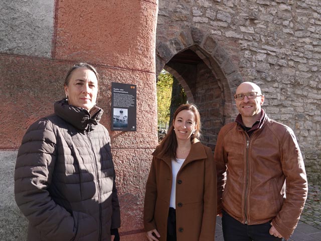 Kathrin Schöb vom Fricktaler Museum, Stéphanie Berthoud von Tourismus Rheinfelden und Stephan Eglin vom Stadtbauamt präsentieren beim Storchennestturm die Beschilderung des neuen Stadtrundgangs. Foto: zVg
