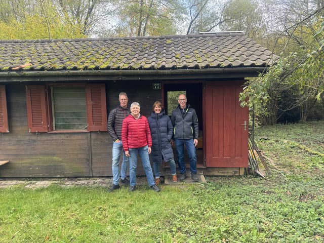 Die Projektverantwortlichen an der Medienbegehung am Montag (v. l.:) Michael Schindler, Sponsoringbeauftragter, Brigitte Denk, Präsidentin des Imkervereins, Anna Tina Heuss, Sponsoringbeauftragte, sowie André Lanz, Kassier und Projektleiter. Foto: Lilia Staiger