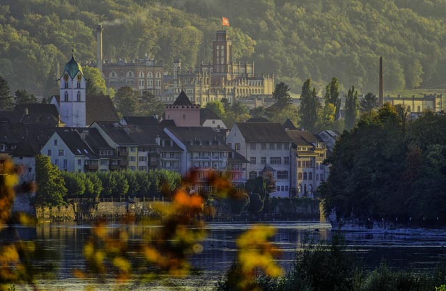 Feldschlösschen – Schloss mit Altstadt im Vordergrund im Herbst. Foto: Henri Leuzinger