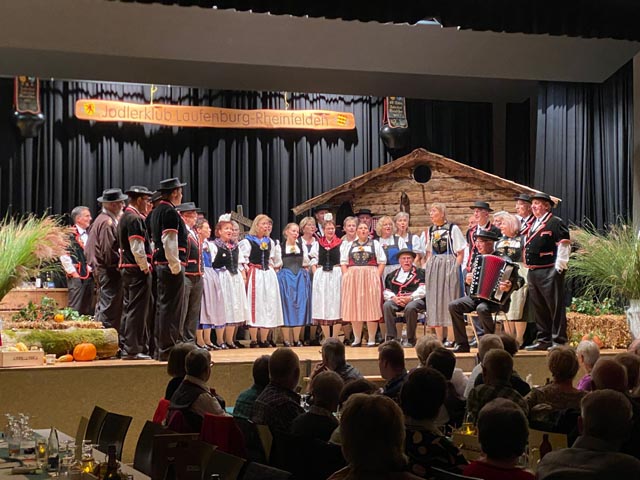 Der Jodlerklub Laufenburg-Rheinfelden und die «Jodlergruppe Läbesfreid us Sarne». Foto: zVg