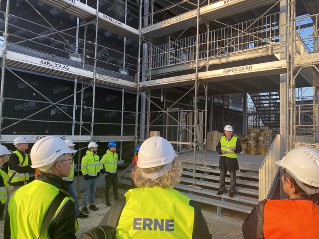 Regierungsrat Alex Hürzeler zeigte sich beeindruckt vom schnellen Baufortschritt. Foto: Sonja Fasler