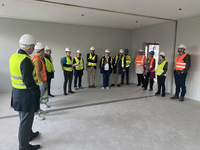 Besichtigung der Räume: Gestern Dienstag waren bereits 100 der insgesamt 154 Module gesetzt. Foto: Sonja Fasler