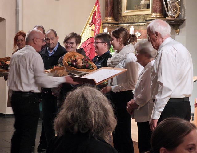 ank und Würdigung für verschiedenen Akteure und im Hintergrund der langjährige Fahnenträger August Herzog mit dem Vereinsbanner. Rechts im Bild Werner Reimann mit seiner Ehefrau. Ohne deren unermüdliches Wirken, hätte der Verein zweifelsfrei das 105-jährige Bestehen nicht erreicht. Foto: Peter Bircher