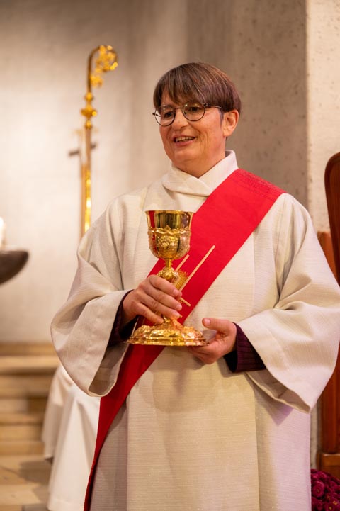 Nach ihrer Weihe wirkt die neue Diakonin bei der Austeilung der Eucharistie mit. Foto: Andreas Häusler 