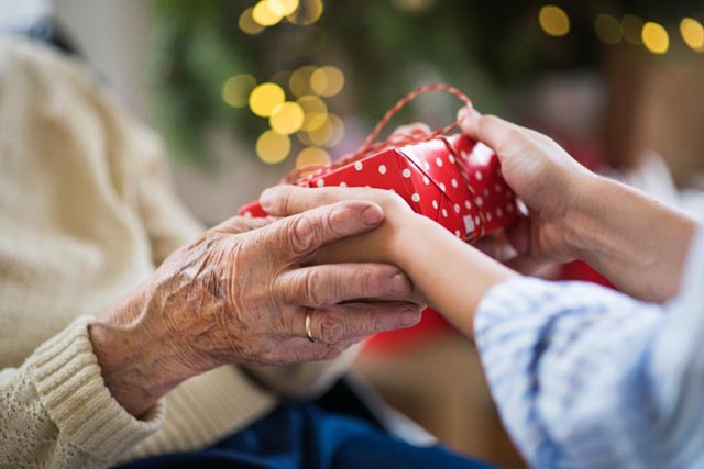 Gschänkli für Seniore» bereitet Freude – Beschenkten und Schenkenden gleichermassen. Foto: zVg