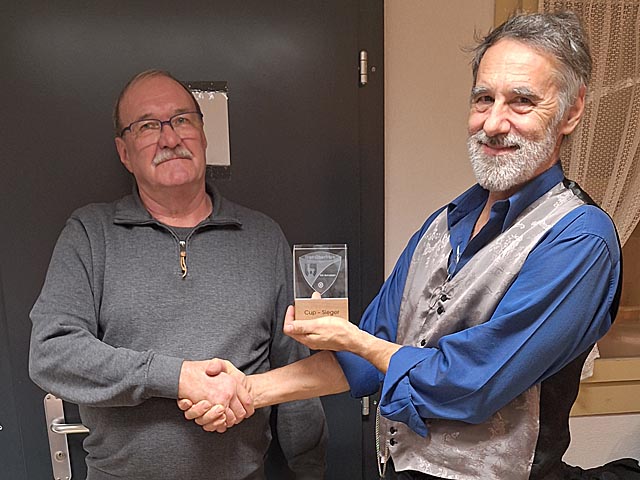 Beat Heiniger mit Cupsieger Walter Frey (rechts) und dem neuen Pokal. Foto: zVg