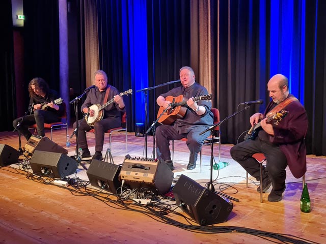 Wenn Spielfreude und Virtuosität zusammenspielen: Die «Kruger Brothers» rissen mit ihrem eigenen Sound zwischen Folk und Bluegrass alle Gäste im vollbesetzten SteinliChäller mit. Foto: zVg
