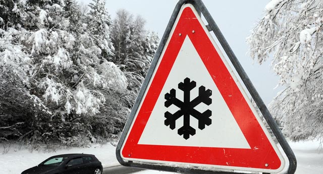 Ein Schild warnt im Schwarzwald vor Schneeglätte. Foto: dpa