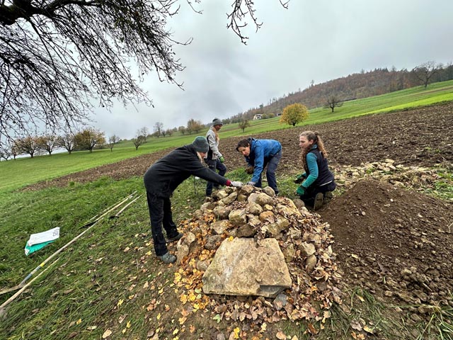 Steinhaufen bauen: Loch graben, mit Sand, Steinen und Laub füllen. Foto: © Jurapark Aargau