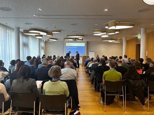 Regierungsrat Jean-Pierre Gallati und Pascal Gregor, Camino Consulting Aarau mit den Fachleuten aus der Aargauer Sozialpolitik. Foto: © Kanton Aargau