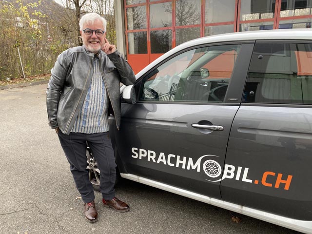 Ralf Rodrigues fährt einmal pro Woche nach Frick und erteilt Deutschunterricht. Foto: Sonja Fasler