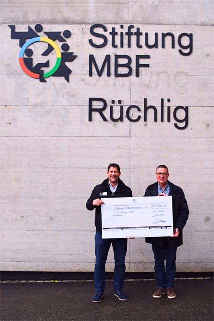 Roland Baumgartner, Mitglied der Geschäftsleitung der Stiftung MBF (links), und Juergen Sickinger der MusikHoch3 e.V. bei der Spendenübergabe. Foto: zVg