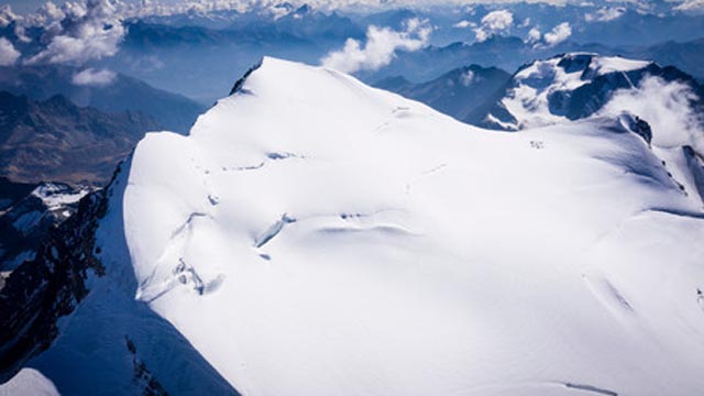 Auch das ewige Eis auf dem Grand Combin ist nicht für die Ewigkeit geschaffen. Rechts oben im Bild sieht man das Bohrcamp der 2020 von PSI-Forscher Theo Jenk geleiteten Ice-Memory-Expedition. Foto: CNR, Ca’ Foscari University/Riccardo Selvatico