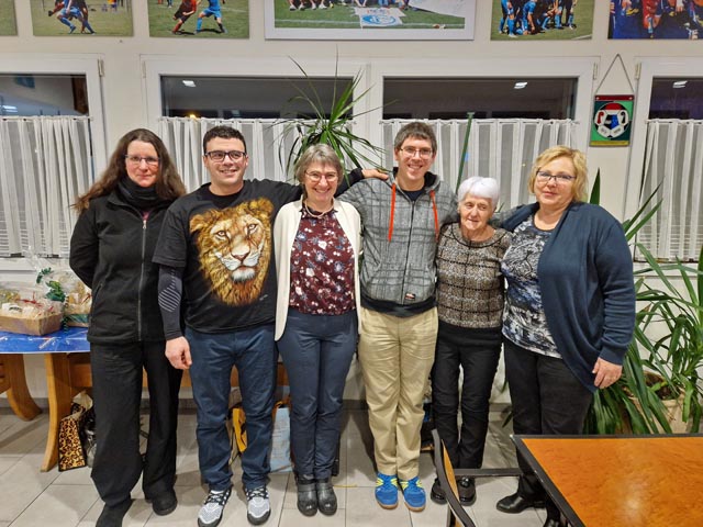 Theres Soder (Mitte), Cécile Klotz (2.v.r.), Monika Krebs (rechts) und drei neue Mitglieder. Foto: zVg