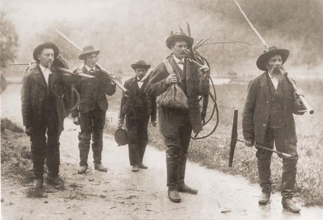 Flösser auf dem Heimweg, ausgerüstet mit ihren Werkzeugen. Foto: Quelle Museum Schiff)