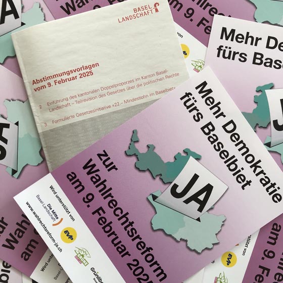 Bild mit Abstimmungsunterlagen über die Wahlrechtsreform. Foto: zVg