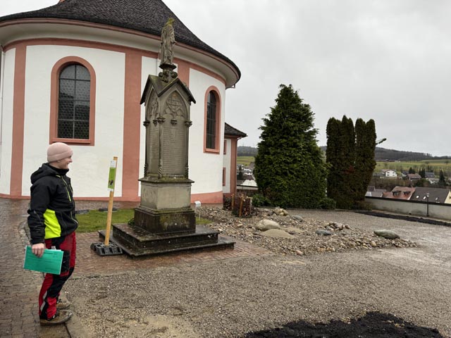 Cyrill Vogel, der Vorarbeiter von Hasler Gartenbau, bei der Umsetzung der Flächenaufwertung auf dem Friedhof bei der Pfarrkirche St. Michael in Wegenstetten. Foto: Lilia Staiger