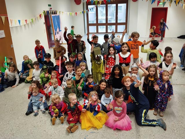 Einige Kinder besammelten sich zum Gruppenfoto, während die anderen Spiele machten oder das Zvieri genossen. Foto: zVg