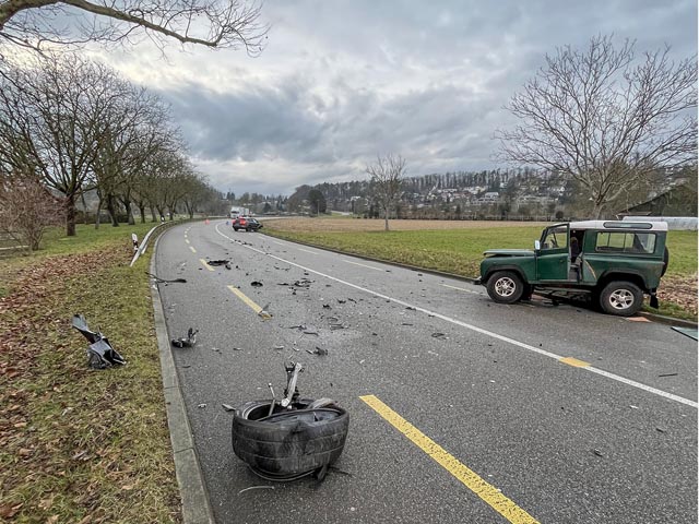 Reinach BL: Frontalkollision zwischen zwei Personenwagen