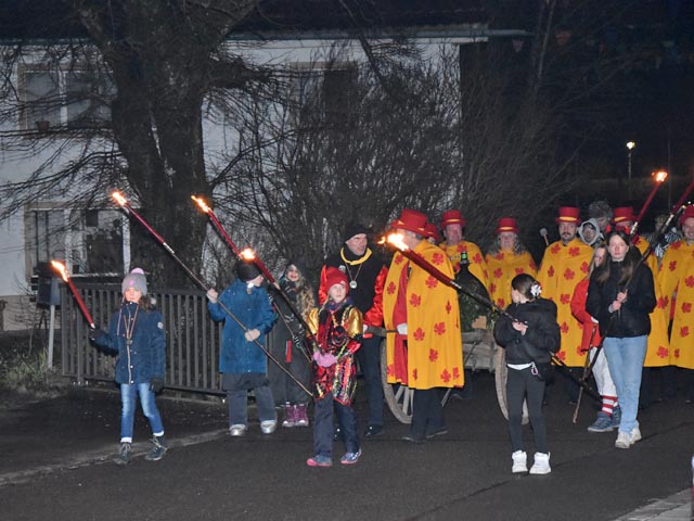 Die Fasnachtsgesellschaft auf dem Weg zur Freilassung. Foto: Jörg Wägli