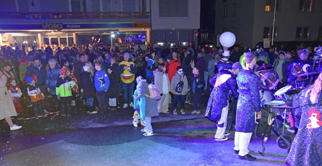 Viele Schaulustige wohnten der Freilassung des Haldejoggeli bei. Foto: Jörg Wägli