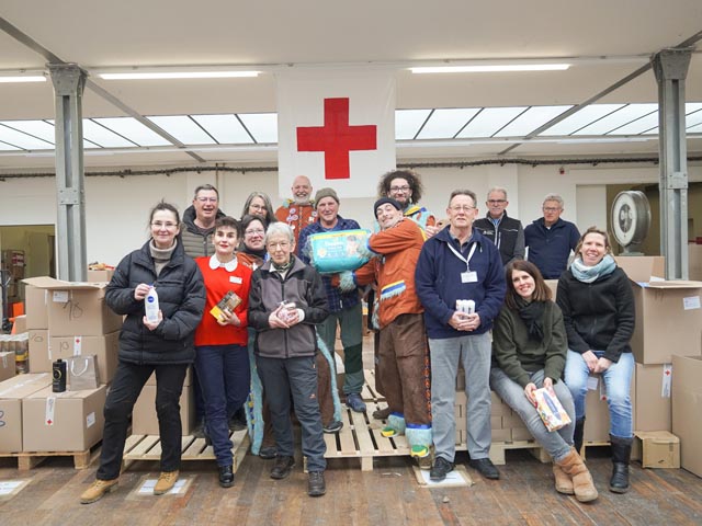 Ein eingespieltes Team für «2× Weihnachten» 2025: Regula Kiechle (Geschäftsführerin SRK Kanton Aargau), Annette Ebert (Verantwortliche «2× Weihnachten»), die tatkräftigen Helferinnen und Helfer von der Guggenmusik Nordfäger sowie die engagierten Freiwilligen. Foto: zVg