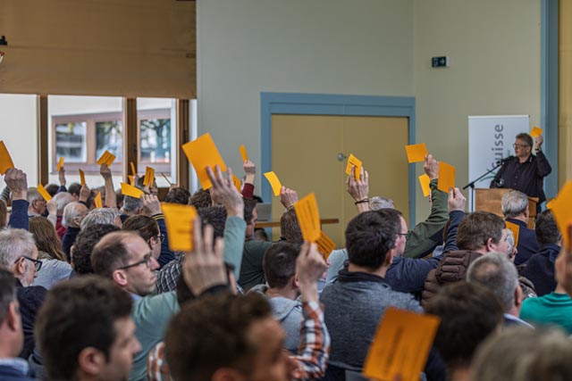 Abstimmung mittels Karte, am Pult der Präsident René Leuenberger, Örtlichkeit: MZH 58 in Frick. Foto: zVg