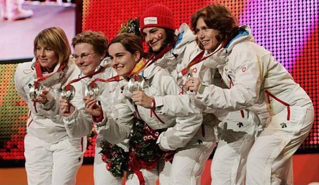 Siegerehrung Medal Plaza Turin 2006; Manuela Netzer-Kormann ganz links, Skip Mirjam Ott ganz rechts im Bild. Foto: zVg