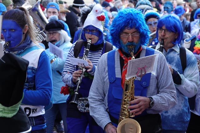 Die Stadtmusik Laufenburg ganz in Blau. Foto: Peter Schütz