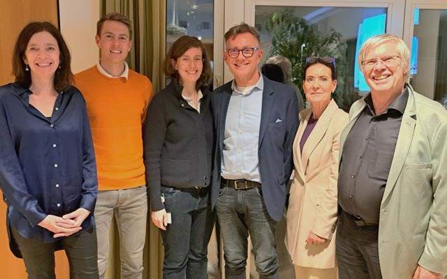 on links: Ruth Sieber (Vizepräsidentin GF), Matthias Kyburz, Pia-Cristina Zimmermann (Stiftungsratsmitglied GF), Prof. Kressig, Béa Bieber (Präsidentin GF), Kurt Beretta (Stiftungsratsmitglied GF). Foto: zVg