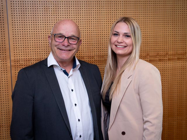 Präsident Andy Steinacher heisst Larissa Stocker im Vorstand willommen. Foto: zVg