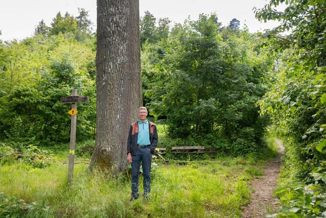 Eine von acht Porträt-Aufnahmen in der Broschüre: Stadtoberförster Kurt Steck vor der stattlichen Bundeseiche im Rheinfelder Wald. Foto: Andreas Zimmermann &amp; Tobias Sutter