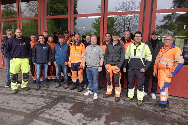 Die Werkhofmitarbeitenden vor der Schulung am Freitag beim Werkhof Sisseln. Foto: Peter Schütz