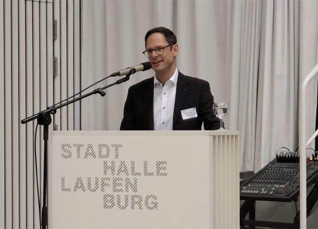  Fraktionspräsident Silvan Hilfiker bei seiner Ansprache. Foto: zVg