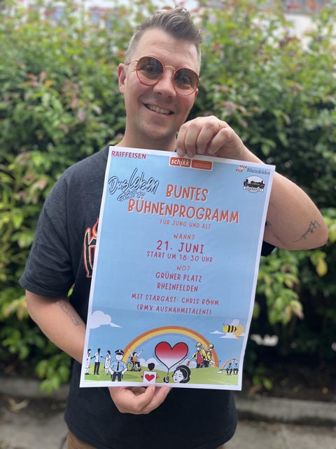 Peter Geiselhart zeigt das Plakat zum Bühnenprogamm «Das Leben stellt vor», welches Bestandteil des Jugendfests ist. Foto: zVg  