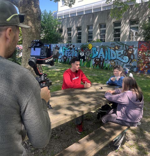 Wie ist es mit einer schweren Krankheit oder einer Behinderung zu leben? Jasun, Isabelle und Sienna tauschen sich aus. Foto: zVg