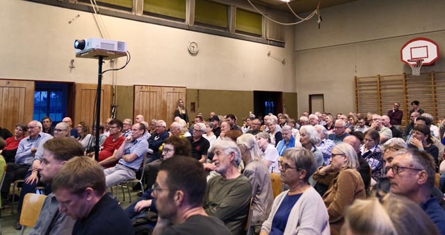 Zahlreiche Ziefnerinnen und Ziefner haben die Gelegenheit genutzt, um Fragen zu stellen und Anliegen zu deponieren. Foto: zVg