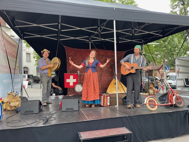 Trionettli bei ihrem Auftritt