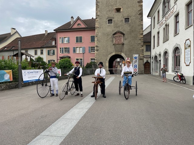 Historische Fahrräder aus verschiedenen Jahrhunderten
