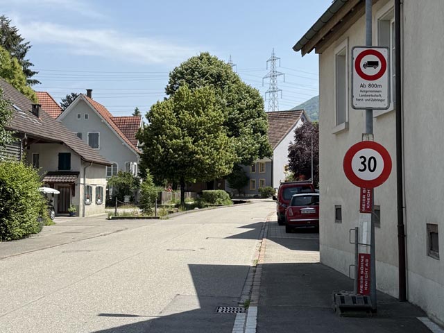 Tempo-30-Schild bei der Lindengasse in Richtung Oberkaisten. Foto: Jörg Wägli