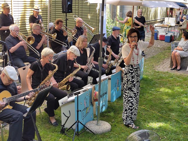Regi Sager und die Exciting Jazz Crew begeisterten das Publikum der Open-Air-Matinée von 4313Kultur mit swingenden Sounds, die in die Beine gingen. Foto: Astrid Pfoster