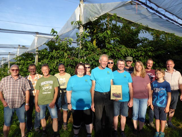 Bei den Medaillen-Trägern ist gut Kirschen essen: von links hinten: Leimgruber Urs, Gipf-Oberfrick, Burkart Hansruedi &amp; Zita, Obermumpf, Baur Urs, Egliswil, Rehmann Gregor, Kaisten, Seeholzer Andreas, Künten, Widmer Thomas Oftringen; vorne: Präsident Aargauer Obstverband Steinacher Andy, Schupfart mit 2. Rang, Obrist Ruedi, Hettenschwil, Jahressieger 2025 die Betriebszweiggemeinschaft Beatrice &amp; Urs Zeder und Reto &amp; Sarah Erne mit Sohn Florian, Schlatt, Leuggern. Foto: zVg