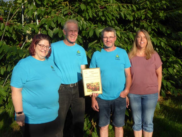 Von links: Die stolzen Sieger des Aargauer Qualitätswettbewerbs Kirschen 2025, die Betriebszweiggemeinschaft Beatrice & Urs Zeder und Reto & Sarah Erne, Schlatt, Leuggern. Foto: zVg