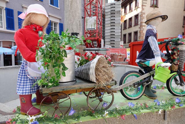 Auf dem Brunnen am Marktplatz befindet sich dieses Arrangement. Foto: Peter Schütz